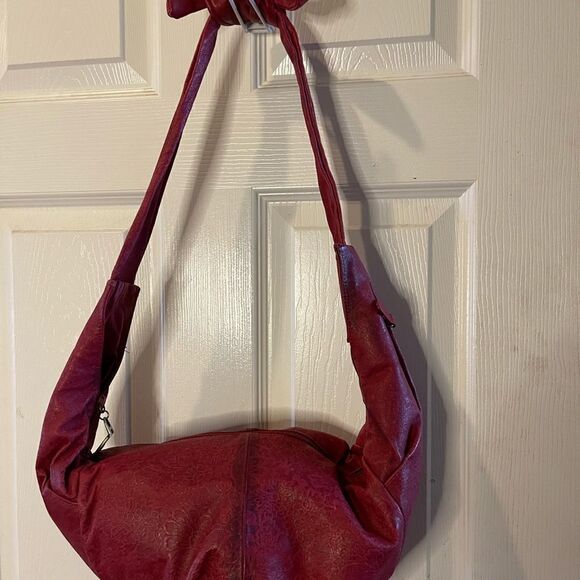 Great American Leather works Cherry red leather embossed knot shoulder bag. - Picture 4 of 13